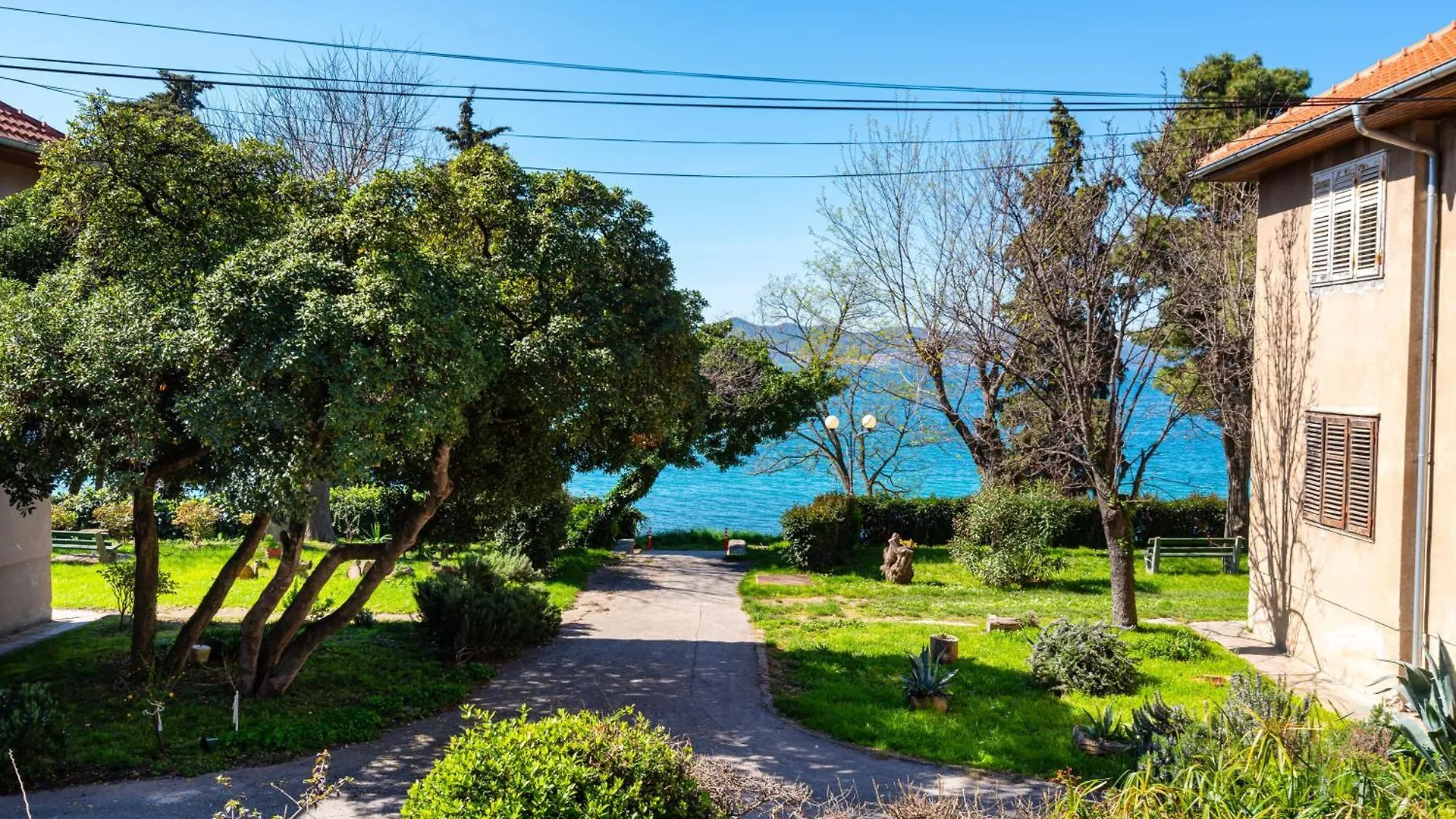 Kolovare Garden Oasis - First Row By Sea kontakter